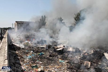 Vasto rogo presso campo Rom Via di Salone lo scorso 22 giugno. Ma se i pompieri intervengono per domare le fiamme vengono presi a sassate