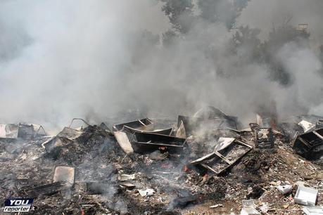 Vasto rogo presso campo Rom Via di Salone lo scorso 22 giugno. Ma se i pompieri intervengono per domare le fiamme vengono presi a sassate