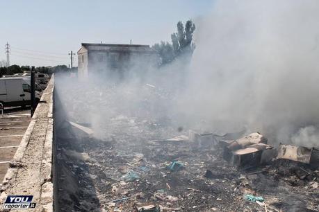 Vasto rogo presso campo Rom Via di Salone lo scorso 22 giugno. Ma se i pompieri intervengono per domare le fiamme vengono presi a sassate