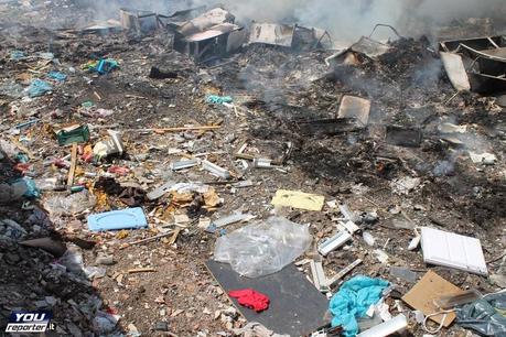 Vasto rogo presso campo Rom Via di Salone lo scorso 22 giugno. Ma se i pompieri intervengono per domare le fiamme vengono presi a sassate