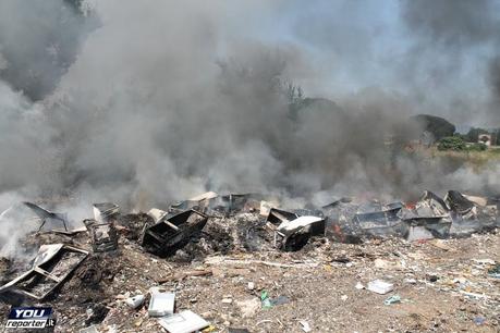 Vasto rogo presso campo Rom Via di Salone lo scorso 22 giugno. Ma se i pompieri intervengono per domare le fiamme vengono presi a sassate