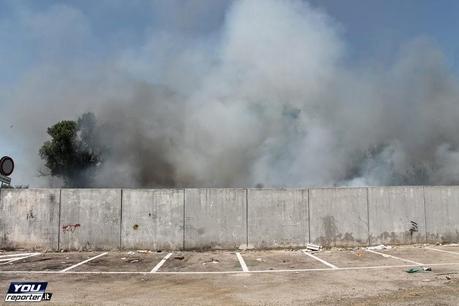 Vasto rogo presso campo Rom Via di Salone lo scorso 22 giugno. Ma se i pompieri intervengono per domare le fiamme vengono presi a sassate