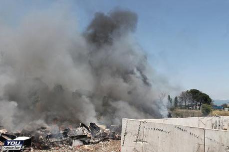 Vasto rogo presso campo Rom Via di Salone lo scorso 22 giugno. Ma se i pompieri intervengono per domare le fiamme vengono presi a sassate