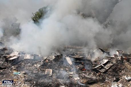 Vasto rogo presso campo Rom Via di Salone lo scorso 22 giugno. Ma se i pompieri intervengono per domare le fiamme vengono presi a sassate