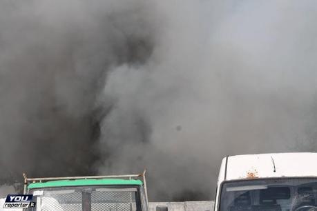 Vasto rogo presso campo Rom Via di Salone lo scorso 22 giugno. Ma se i pompieri intervengono per domare le fiamme vengono presi a sassate