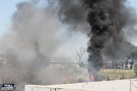 Vasto rogo presso campo Rom Via di Salone lo scorso 22 giugno. Ma se i pompieri intervengono per domare le fiamme vengono presi a sassate