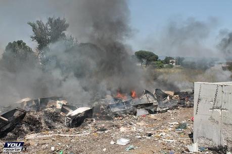 Vasto rogo presso campo Rom Via di Salone lo scorso 22 giugno. Ma se i pompieri intervengono per domare le fiamme vengono presi a sassate