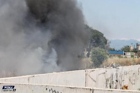 Vasto rogo presso campo Rom Via di Salone lo scorso 22 giugno. Ma se i pompieri intervengono per domare le fiamme vengono presi a sassate Vasto rogo presso campo Rom Via di Salone lo scorso 22 giugno. Ma se i pompieri intervengono per domare le fiamme vengono presi a sassate