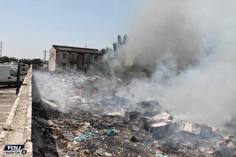 Vasto rogo presso campo Rom Via di Salone lo scorso 22 giugno. Ma se i pompieri intervengono per domare le fiamme vengono presi a sassate