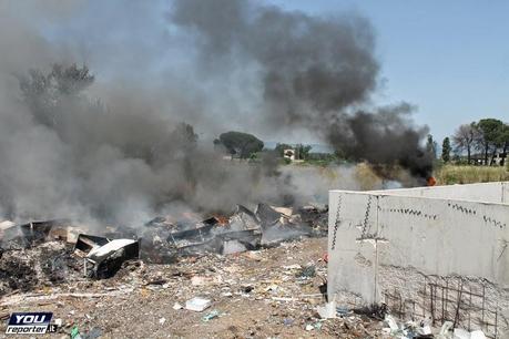 Vasto rogo presso campo Rom Via di Salone lo scorso 22 giugno. Ma se i pompieri intervengono per domare le fiamme vengono presi a sassate