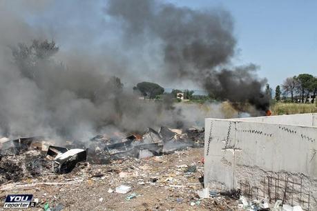 Vasto rogo presso campo Rom Via di Salone lo scorso 22 giugno. Ma se i pompieri intervengono per domare le fiamme vengono presi a sassate Vasto rogo presso campo Rom Via di Salone lo scorso 22 giugno. Ma se i pompieri intervengono per domare le fiamme vengono presi a sassate