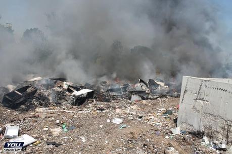 Vasto rogo presso campo Rom Via di Salone lo scorso 22 giugno. Ma se i pompieri intervengono per domare le fiamme vengono presi a sassate