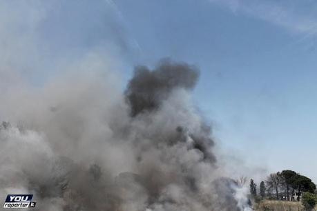 Vasto rogo presso campo Rom Via di Salone lo scorso 22 giugno. Ma se i pompieri intervengono per domare le fiamme vengono presi a sassate