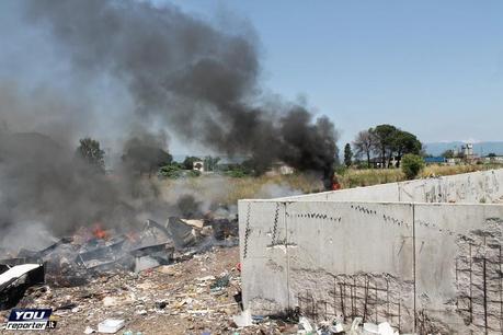 Vasto rogo presso campo Rom Via di Salone lo scorso 22 giugno. Ma se i pompieri intervengono per domare le fiamme vengono presi a sassate