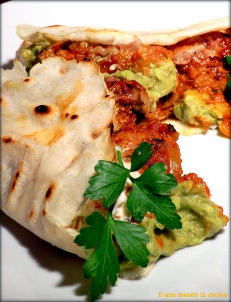 TORTILLA con POLPETTE speziate, salsa di avocado e al formaggio