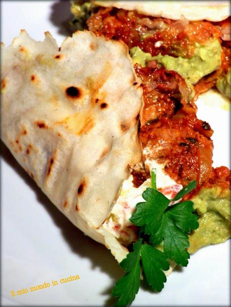 TORTILLA con POLPETTE speziate, salsa di avocado e al formaggio