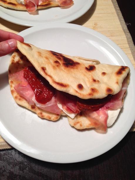 Piadina con culatello, stracchino e pomodori sott'olio