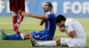Suarez e Chiellini a terra dopo lo 
