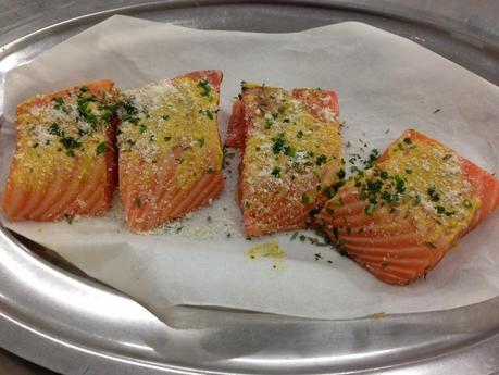 Salmone alle erbe aromatiche in crosta di pane e semi di papavero