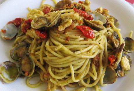 spaghetti alle vongole, rana pescatrice e  pomodorini  infornati