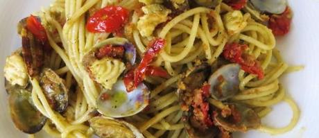 spaghetti alle vongole, rana pescatrice e  pomodorini  infornati