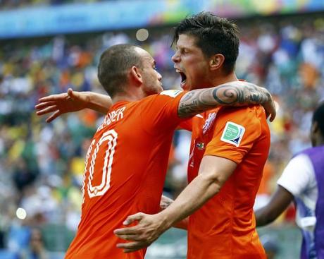 Wesley Sneijder e Klaas-Jan Huntelaar si abbracciano: sono gli autori dei gol che hanno permesso all'Olanda di ribaltare il Messico e volare ai quarti del Mondiale. Action Images