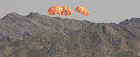 Una versione test della capsula NASA Orion affronta una discesa morbida sostenuta da tre paracadute nel cielo dello U.S. Army Proving Ground in Arizona. La prova più importante può considerarsi superata e per Orion già si pensa al lancio di dicembre 2014. Crediti: NASA / Rad Sinyak. 