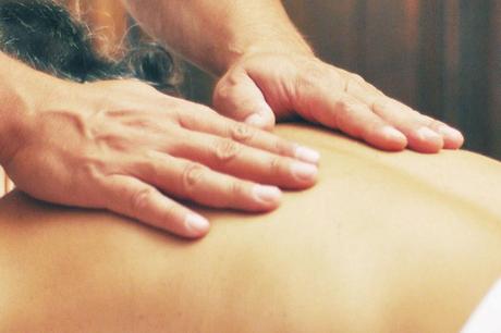 Manualità dell'aromomassaggio: movimento 1 | Salute