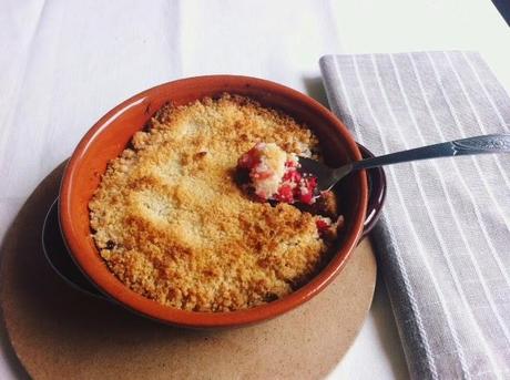 Crumble ai lamponi e mela: una ricetta per chi non sa fare le torte