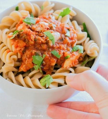 Fusilli integrali con sugo al pomodoro e sgombro