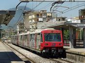 Circumvesuviana devastata teppisti. passeggeri bloccati Torre Annunziata