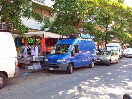 Via delle Baleniere, la via dello shopping di Ostia. Commercianti idioti che operate in questo contesto, poi vi lamentate di crisi e pedonalizzazioni vero?