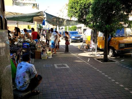 Via delle Baleniere, la via dello shopping di Ostia. Commercianti idioti che operate in questo contesto, poi vi lamentate di crisi e pedonalizzazioni vero?