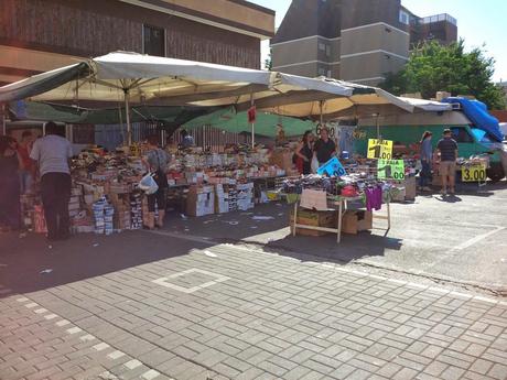 Via delle Baleniere, la via dello shopping di Ostia. Commercianti idioti che operate in questo contesto, poi vi lamentate di crisi e pedonalizzazioni vero?