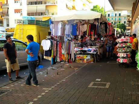 Via delle Baleniere, la via dello shopping di Ostia. Commercianti idioti che operate in questo contesto, poi vi lamentate di crisi e pedonalizzazioni vero?