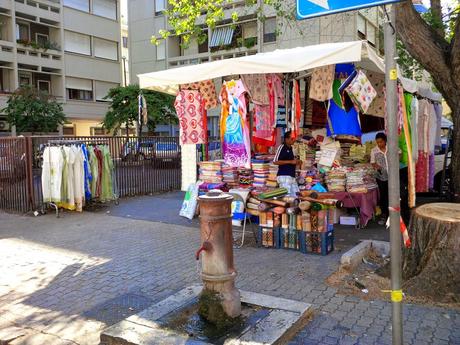 Via delle Baleniere, la via dello shopping di Ostia. Commercianti idioti che operate in questo contesto, poi vi lamentate di crisi e pedonalizzazioni vero?