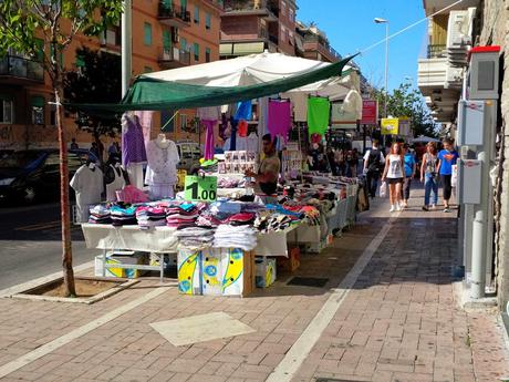 Via delle Baleniere, la via dello shopping di Ostia. Commercianti idioti che operate in questo contesto, poi vi lamentate di crisi e pedonalizzazioni vero?