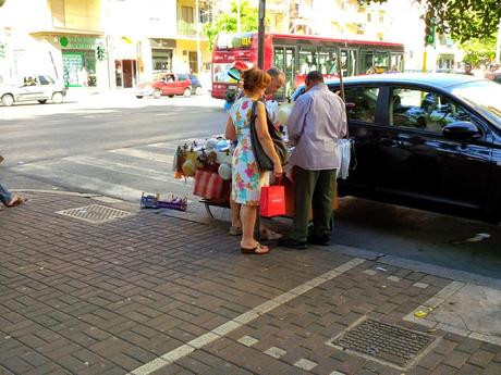 Via delle Baleniere, la via dello shopping di Ostia. Commercianti idioti che operate in questo contesto, poi vi lamentate di crisi e pedonalizzazioni vero?