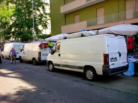 Via delle Baleniere, la via dello shopping di Ostia. Commercianti idioti che operate in questo contesto, poi vi lamentate di crisi e pedonalizzazioni vero?