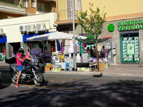Via delle Baleniere, la via dello shopping di Ostia. Commercianti idioti che operate in questo contesto, poi vi lamentate di crisi e pedonalizzazioni vero?