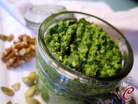 Pesto di sedano con feta e noci: lei vide, si stranì ed approvò rendendo gioiosa quella semplice giornata