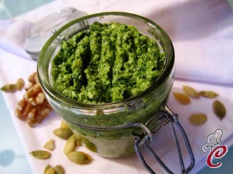 Pesto di sedano con feta e noci: lei vide, si stranì ed approvò rendendo gioiosa quella semplice giornata