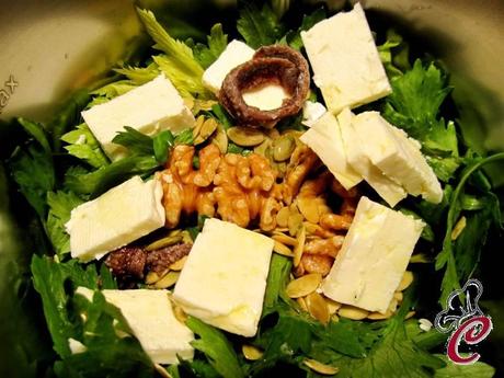 Pesto di sedano con feta e noci: lei vide, si stranì ed approvò rendendo gioiosa quella semplice giornata