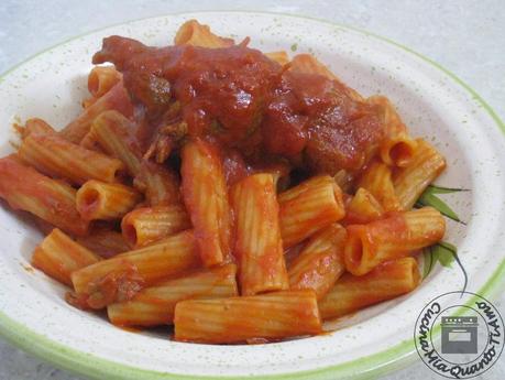 Sugo di pomodoro con braciola di carne