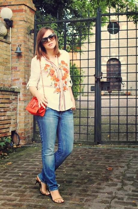 Outfit: jeans Liu Jo e camicia bianca con stampa floreale arancio