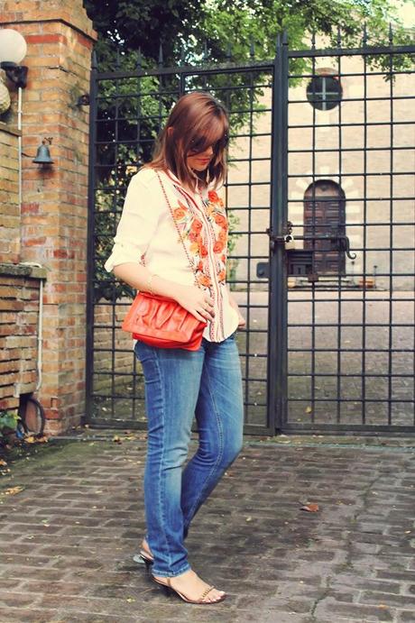 Outfit: jeans Liu Jo e camicia bianca con stampa floreale arancio