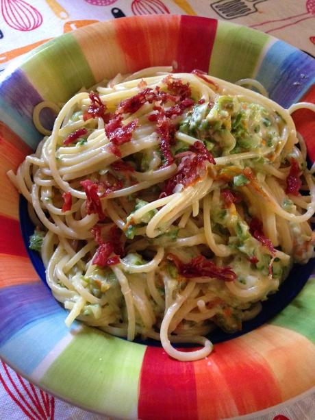 Spaghetti con fiori di zucca, zucchine e pecorino