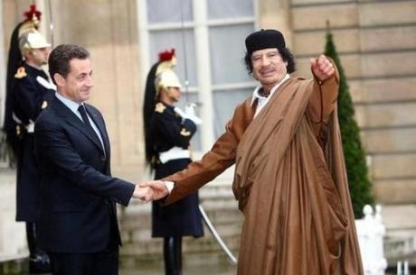 nicolas-sarkozy-et-mouammar-kadhafi-au-temps