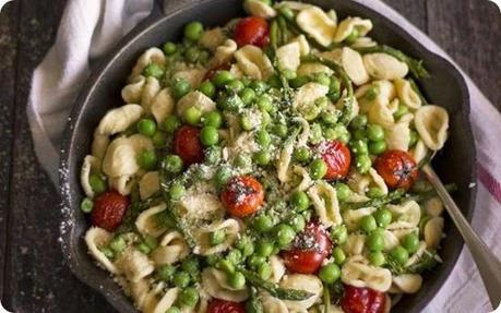 Orecchiette al forno con piselli, asparagi e pomodorini