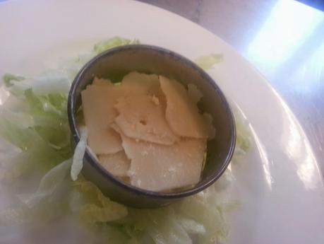 Carpaccio di Parmigiano, sedano e tartufo su insalatina di iceberg